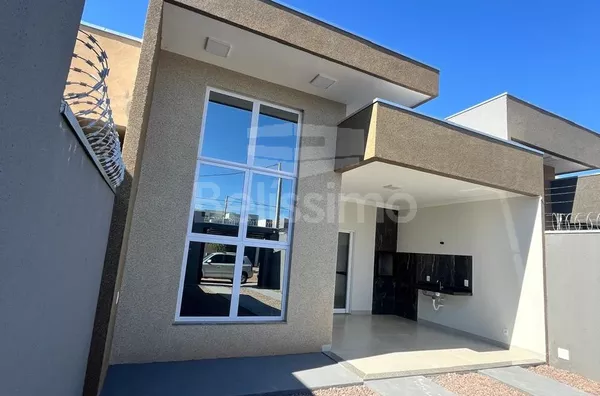 Casa com excelente localização no Bela vista da Lagoa. Casa Contendo: 03 (Três) Quartos, sendo 01 (Uma) Suíte, 01 (Uma) Sala com pé direito amplo, 01 (Uma) Cozinha, 02 (Dois) Banheiros, 01 (Uma) Área de serviço coberta, Garagem para 02 carros