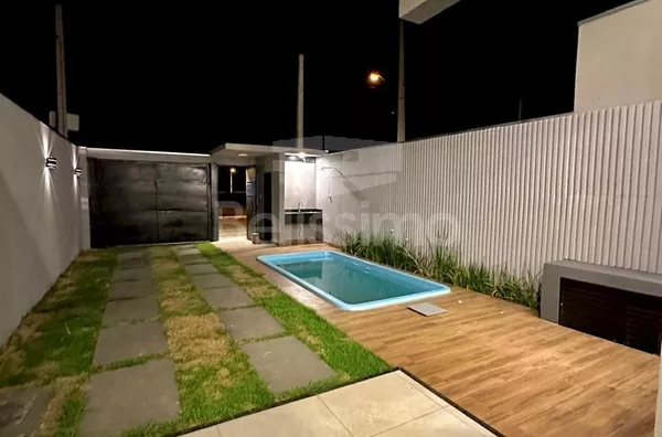 Ótima oportunidade no Loteamento Santa Helena. Casa de 3 quartos, sendo 1 suíte com closet e jardim privativo, 01(uma) sala com pé direito alto, 01 (uma) cozinha, churrasqueira, 01 (uma) área de serviço coberta e 02 (dois) banheiros e garagem para 2 carro