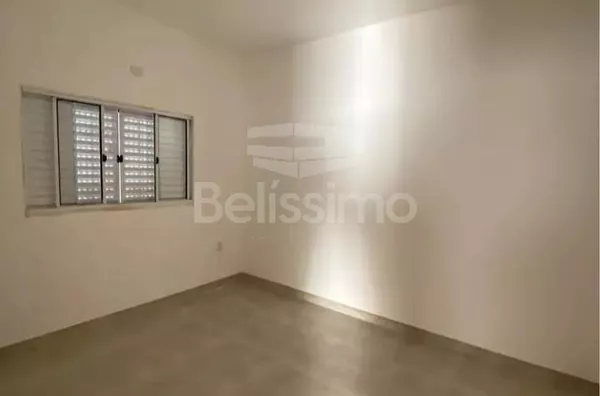 Casa com excelente localização 10 minutos do centro. Casa de 2 quartos, 01(uma) sala de TV, 01 (uma) cozinha, 01 (uma) área de serviço, 01 (um) banheiro e com garagem coberta. - Foto 5