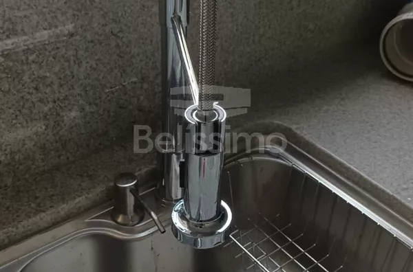 Casa com excelente localização. Casa com 02 (dois) quartos, sendo 01 (uma) suíte, 02 (dois) banheiros, 01 (uma) sala de estar, 01 (uma) cozinha, 01 (uma) lavanderia e garagem para 2 carro.