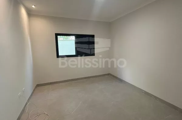 Casa com excelente localização no Condomínio Portal das Águas. Casa com 03(Três) quartos, sendo todos suíte, 01(uma) sala de TV,  01(uma) cozinha com área gourmet, 04(quatro) banheiros, 01(uma) área de serviço coberta e com garagem para 2 carros, piscina