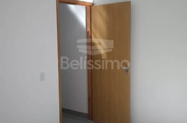 Casa com excelente localização 10 minutos do centro. Casa de 2 quartos, sendo 1 suíte, 01(uma) sala de TV, 01 (uma) cozinha, 01 (uma) área de serviço coberta, 02 (dois) banheiros e com garagem para 2 carros.  Terreno: 200m²  Construção: 55,62m ²