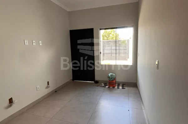 Casa com excelente localização. Casa de 2 quartos, 01(uma) sala de TV, 01 (uma) cozinha, (02) banheiros, 01 (uma) área de serviço coberta e garagem para 2 carros.