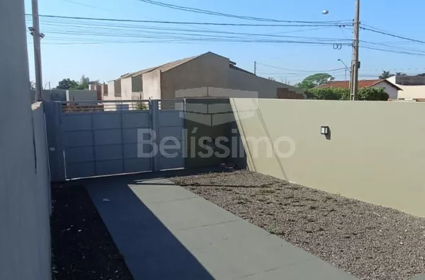 Casa á venda no bairro SetSul. Contendo 03(três) quartos, sendo uma suíte, 01(uma) sala de estar, 01(um) hall, 02(um) banheiro, 01(uma) cozinha com bancada de granito, 01(uma) lavanderia coberta, garagem para 3 carros   Área Construída: 72,95m²  Terreno: 