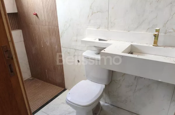 Casa com excelente localização no Vila Nova. Casa Contendo:  03 (Dois) Quartos, sendo 01 (Uma) Suíte, 01 (Uma) Sala com pé direito alto, 01 (Uma) Cozinha, 02 (Dois) Banheiros, 01 (Uma) Área de serviço coberta, Garagem para 3 carros.