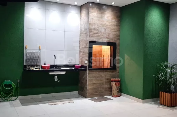 Casa com excelente localização no bairro Interlagos. Casa contendo: 02 (Dois) Quartos, sendo 01 suíte, 02 (Dois) Banheiros ,Cozinha com planejado, Sala, Lavanderia coberta, Área gourmet, Garagem coberta P/ 2 Carros.