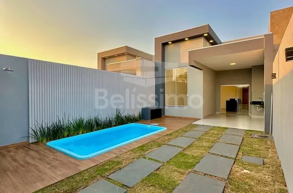 Ótima oportunidade no Loteamento Santa Helena. Casa de 3 quartos, sendo 1 suíte com closet e jardim privativo, 01(uma) sala com pé direito alto, 01 (uma) cozinha, churrasqueira, 01 (uma) área de serviço coberta e 02 (dois) banheiros e garagem para 2 carro