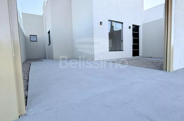 Casa com excelente localização 10 minutos do centro. Casa com 02 (dois) quartos, sendo 01 (um) suíte, 02 (dois) banheiros, 01 (uma) sala de estar, 01 (uma) cozinha, 01 (uma) lavanderia e com garagem.