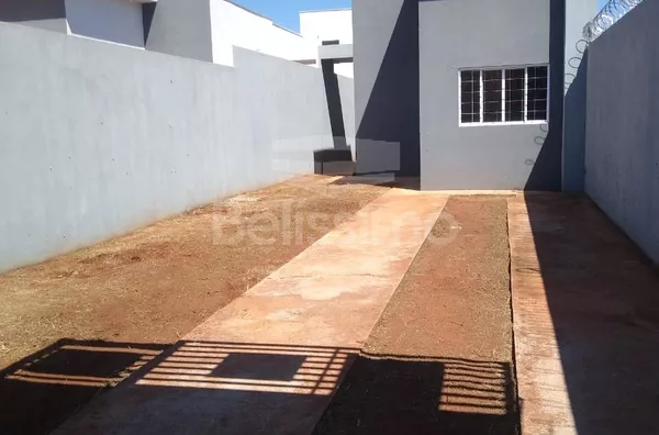 Casa localizada no bairro Bosque das Araras. Casa de 2 quartos,  sendo 01(uma) suíte 01(uma) sala de TV, 01 (uma) cozinha, (02) banheiros, 01 (uma) área de serviço coberta e garagem para 2 carros.