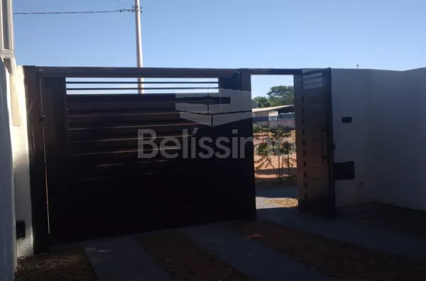 Casa com excelente localização 10 minutos do centro. Casa de 3 quartos, sendo 1 suíte com closet, 01(uma) sala de TV, 01 (uma) cozinha, 01 (uma) área de serviço e 02 (dois) banheiros e com garagem coberta para 2 carros. Móveis planejados na cozinha.  Área