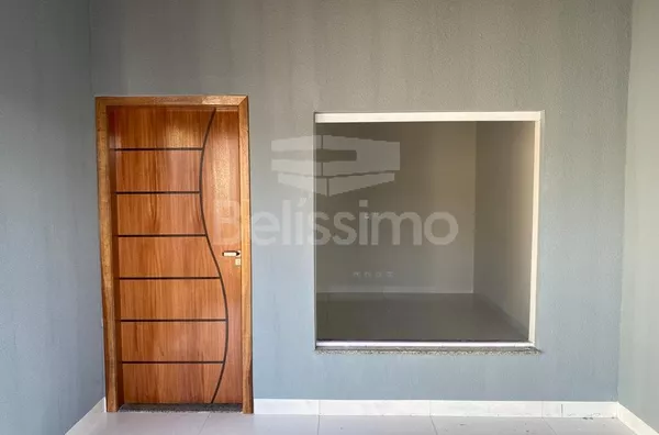 Casa com excelente localização 7 minutos do centro. Casa de 2 quartos, sendo 1 suíte, 01(uma) sala de TV, 01 (uma) cozinha, 01 (uma) área de serviço e 02 (dois) banheiros e com garagem para 2 carros. 