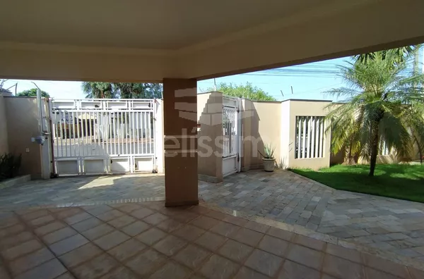 Lindo sobrado localizado no bairro São Jorge, sobrado estruturado, com piscina e churrasqueira 