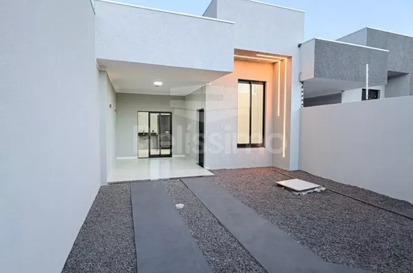 Casa com excelente localização com 03 (três) quartos, sendo 01 (um) suíte com closet, 02 (dois) banheiros, 01 (uma) sala de estar, 01 (uma) cozinha gourmet, 01 (uma) lavanderia e com garagem coberta