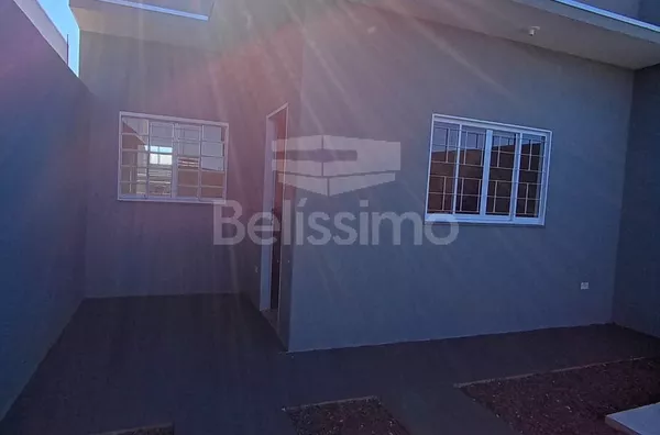 Casa no loteamento Santa Helena, com 02(dois) Quartos, sendo uma suíte, 01(uma) Sala de TV, 01(jardim de inverno), 01(uma) cozinha, 02(dois) Banheiros, Lavanderia coberta, Garagem para 02 Veículos,