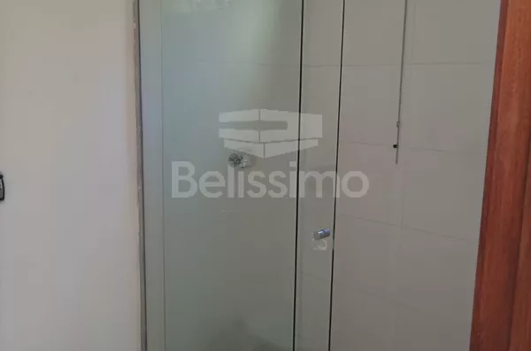 Casa localizada no Bairro Mais Parque, com 02(dois) Quartos, sendo uma suíte, 01(uma) Sala de TV, 01(jardim de inverno), 01(uma) cozinha com planejados, 02(dois)  Banheiros, Lavanderia coberta,  Garagem para 02 Veículos, Portão Eletrônico, Placa solar.   