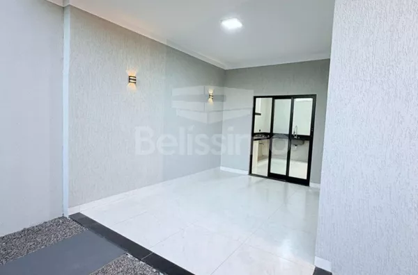 Casa com excelente localização com 03 (três) quartos, sendo 01 (um) suíte com closet, 02 (dois) banheiros, 01 (uma) sala de estar, 01 (uma) cozinha gourmet, 01 (uma) lavanderia e com garagem coberta
