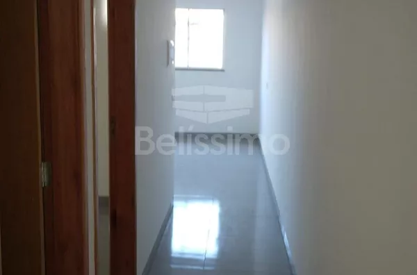 Casa com excelente localização 10 minutos do centro. Casa de 2 quartos, sendo 1 suíte, 01(uma) sala de TV, 01 (uma) cozinha, 01 (uma) área de serviço coberta, 02 (dois) banheiros e com garagem para 2 carros.  Terreno: 200m²  Construção: 55,62m ²