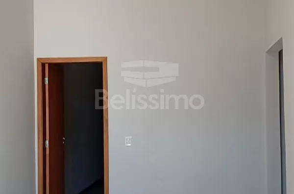 Excelente Imóvel localizado no bairro Santos Dumont. Casa contendo: 02 (Dois) Quartos, sendo 01 suíte, 02 (Dois) Banheiros ,Cozinha, Sala, Lavanderia coberta, Área gourmet, Garagem  P/ 1Carro.