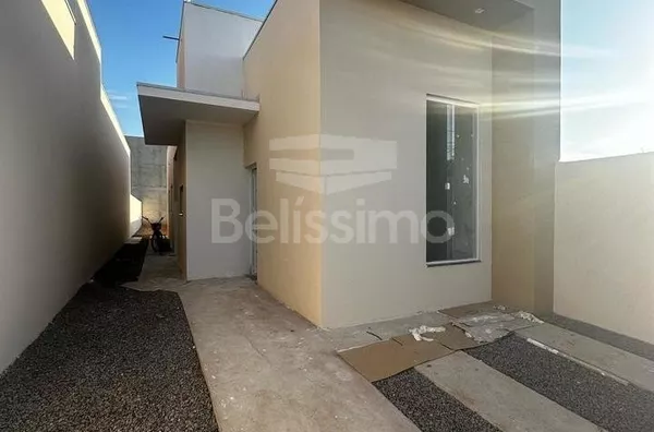 Casa com excelente localização 10 minutos do centro. Casa com 02 (dois) quartos, sendo 01 (um) suíte, 02 (dois) banheiros, 01 (uma) sala de estar, 01 (uma) cozinha, 01 (uma) lavanderia e garagem para 2 carro.