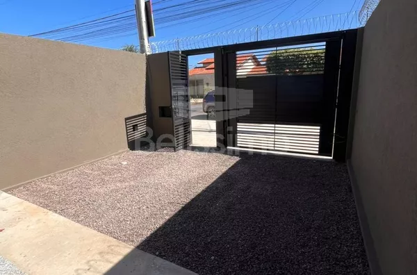 Linda casa no bairro Parque Paulista, casa bem localizada. Casa contendo, 2 (Dois) Quartos, sendo 1 (Uma) suíte, 2 (Dois) Banheiros, Sala de TV, Cozinha, Lavanderia coberta e garagem para dois carros.