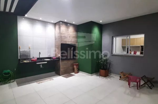 Casa com excelente localização no bairro Interlagos. Casa contendo: 02 (Dois) Quartos, sendo 01 suíte, 02 (Dois) Banheiros ,Cozinha com planejado, Sala, Lavanderia coberta, Área gourmet, Garagem coberta P/ 2 Carros.