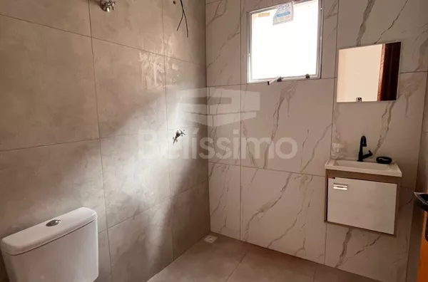 Casa com excelente localização no Loteamento OT. Casa de 2 quartos,  01(uma) sala de TV, 01 (uma) cozinha, (01) banheiro, 01 (uma) área de serviço coberta e garagem para 1 carro.