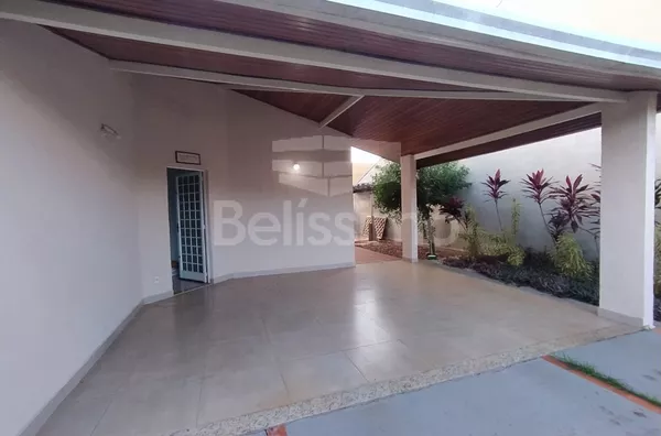 Casa com excelente localização 10 minutos do centro. Casa de 3 quartos, sendo 1 suíte, 01(uma) sala de TV, 01 (uma) sala de jantar,01 (uma) cozinha,  área de serviço coberta, 03 (três) banheiros, com garagem coberta para 2 carros, garagem descoberta cabem