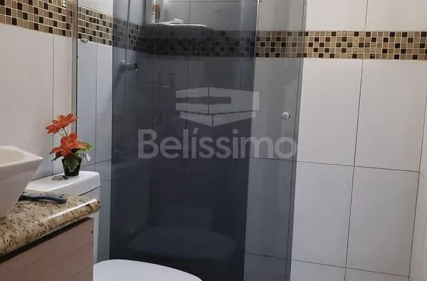 Casa com excelente localização 8 minutos do centro. Casa de 3 quartos, sendo 3 suíte,  todos quartos com armários planejados, 01(uma) sala de TV, 01(uma) sala de jantar, 01 (uma) cozinha, área gourmet com piscina, 01 (uma) área de serviço coberta