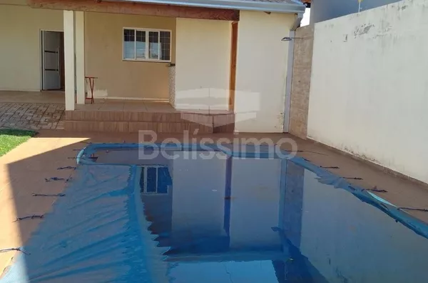 Casa para venda, bairro Ipê 4, contendo: 3 quarto(s) sendo 1 suíte, sala ampla, cozinha c/ planejados, 2 banheiros c/ planejados, lavanderia coberta, área de churrasco, piscina e garagem p/ 3 carros