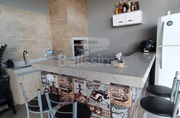 Casa localizada em Três Lagoas MS no bairro: Nova Três Lagoas, contendo os seguintes cômodos: 02 (dois) quartos, sendo 01 (uma) suíte, 02 (dois) banheiros, 01 (uma) cozinha gourmet, 01 (uma) sala TV, lavanderia coberta, garagem para 2 carros. 