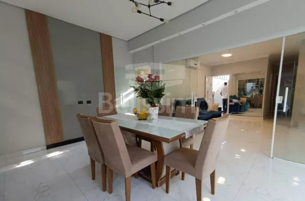 Belíssima Casa no Condomínio Eco Ville I. Casa com 02(dois) quartos, sendo 1 suíte com closet, 2º quarto todo com planejados, os dois quartos com ar condicionado, 01(uma) ampla sala de TV com planejados, 01(uma) cozinha gourmet ampla com planejados, banca