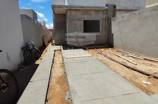 Casa com excelente localização 10 minutos do centro. Casa com 02(dois) quartos, sendo 1 suíte, 01(uma) sala de TV,  01(uma) cozinha, 02(dois) banheiros, 01(uma) área de serviço coberta e com garagem para 2 carros.   Área Construída: m²  Área Total: m²