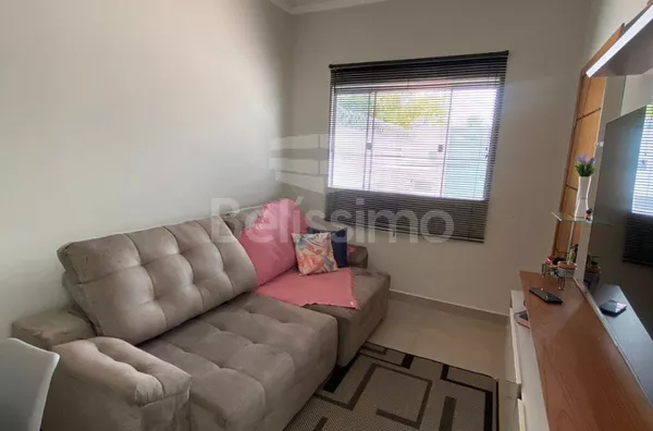 Linda casa á venda, Contendo 03(três) quartos, sendo uma suíte, 01(uma) sala de TV, (01) sala de jantar,   01(uma) cozinha com planejados, 02(dois) banheiros, 01(uma) área de serviço coberta e com garagem para 2 carros.   Área Construída:85.66m²  Área Ter