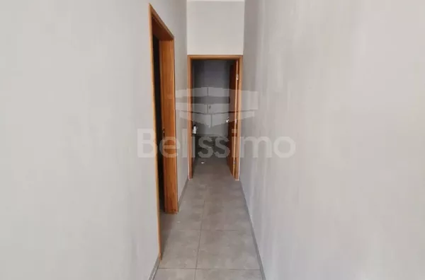 Casa localizada no bairro Nova Europa. Com 2 quartos,  01(uma) sala de TV, 01 (uma) cozinha, (01) banheiro, 01 (uma) área de serviço coberta e garagem para 1 carro.