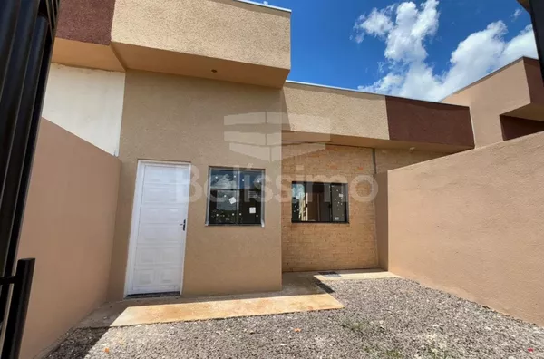 Casa com excelente localização. Casa de 2 quartos,  01(uma) sala de TV, 01 (uma) cozinha, (01) banheiro, 01 (uma) área de serviço coberta e garagem para 1 carro.