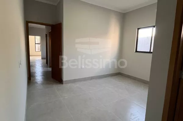 Casa com excelente localização 10 minutos do centro. Casa com 02 (dois) quartos, sendo 01 (um) suíte, 02 (dois) banheiros, 01 (uma) sala de estar, 01 (uma) cozinha, 01 (uma) lavanderia e garagem para 1 carro. 