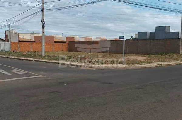 Terreno com excelente localização no Bairro Jd dos Ipês , 10 minutos do centro, medindo 15x30, totalizando 450m².