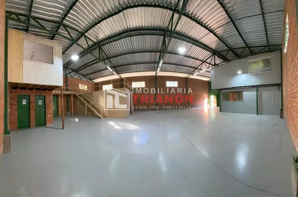 PARTE DA FRENTE DE UM PAVILHÃO COM APROXIMADAMENTE 250,00M²