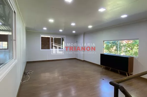 PARTE DA FRENTE DE UM PAVILHÃO COM APROXIMADAMENTE 250,00M²