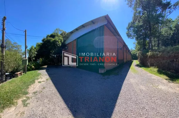 PARTE DA FRENTE DE UM PAVILHÃO COM APROXIMADAMENTE 250,00M²