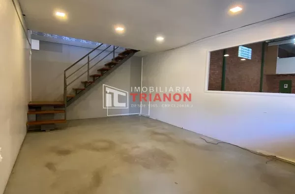PARTE DA FRENTE DE UM PAVILHÃO COM APROXIMADAMENTE 250,00M²