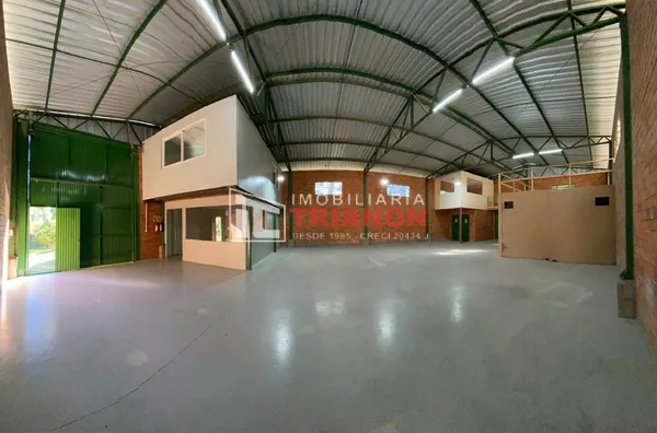 PARTE DA FRENTE DE UM PAVILHÃO COM APROXIMADAMENTE 250,00M²