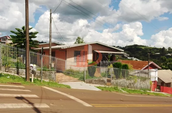 CASA COM TERRENO DE 548m² EM PATO BRANCO/PR