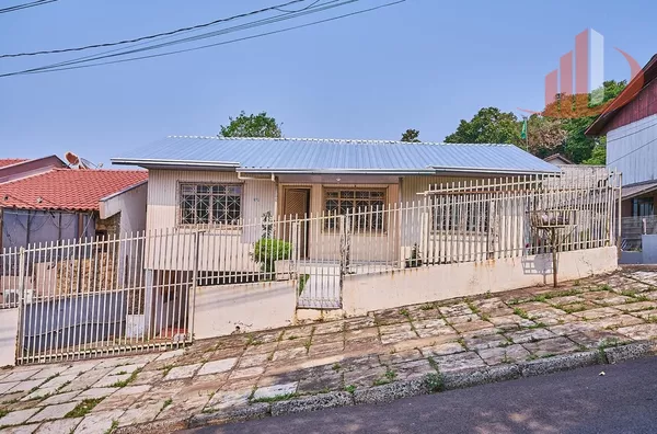 CASA NO CENTRO COM 4 QUARTOS PARA LOCAÇÃO EM PATO BRANCO/PR