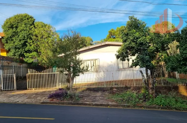 CASA COM TERRENO DE 946,89m² NO BAIRRO LA SALLE