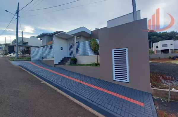 CASA PARA VENDE EM CORONEL VIVIDA/PR COM 145m²