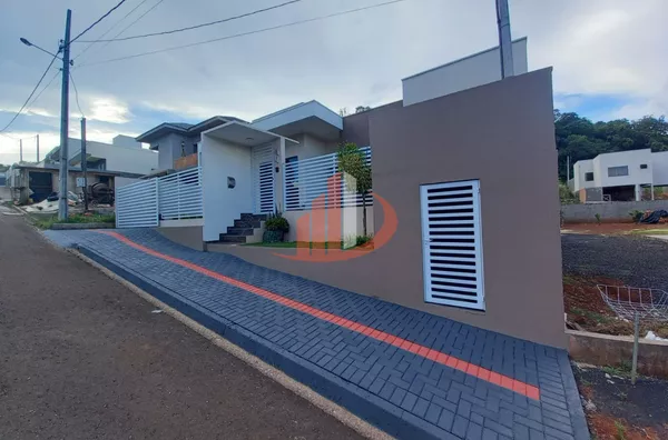 CASA PARA VENDE EM CORONEL VIVIDA/PR COM 145m²