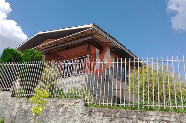CASA COM TERRENO DE 548m² EM PATO BRANCO/PR
