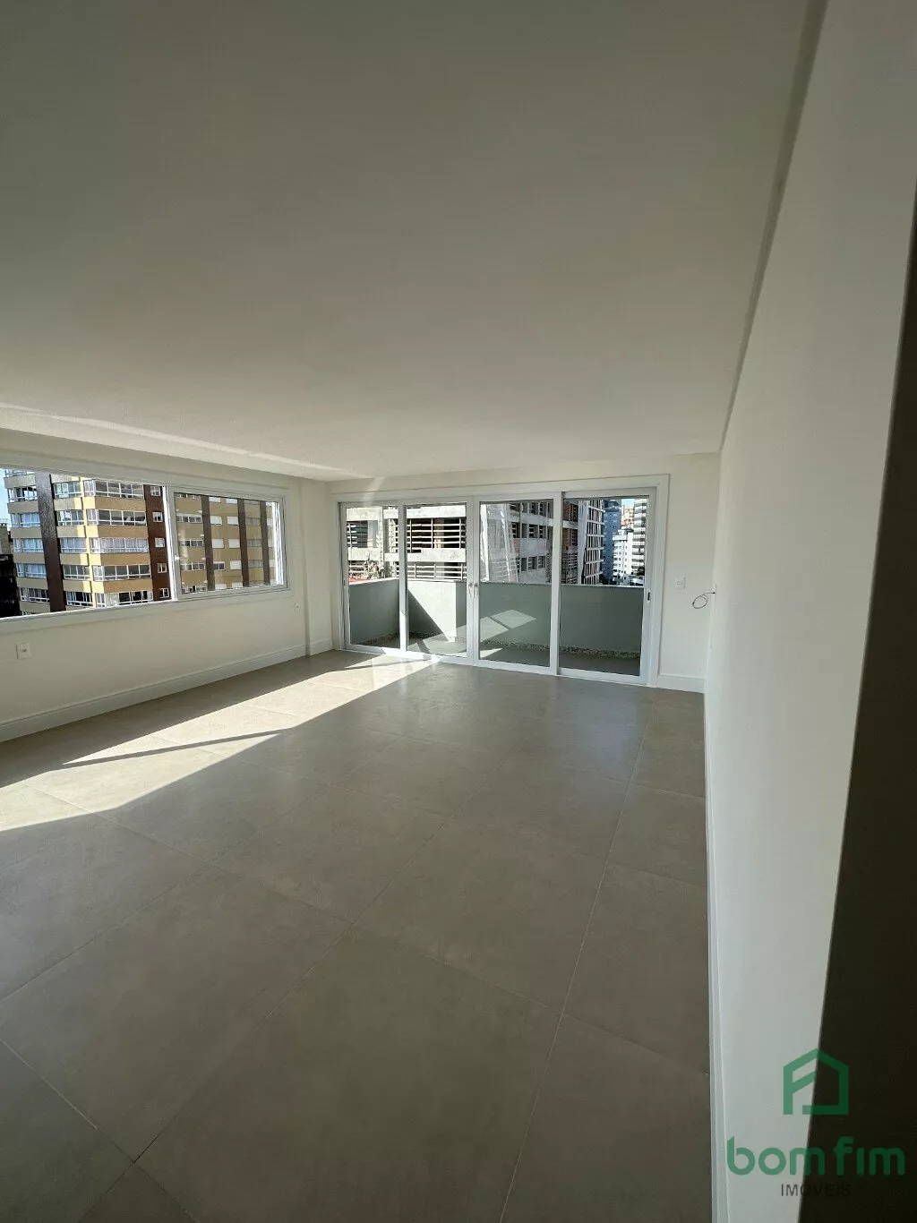 Apartamento à venda com 3 quartos, 139m² - Foto 2