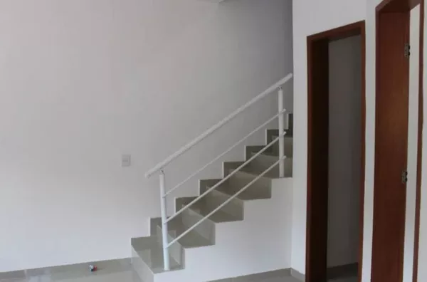 Sobrado com 2 domitório e 2 vagas - Vila Zatt